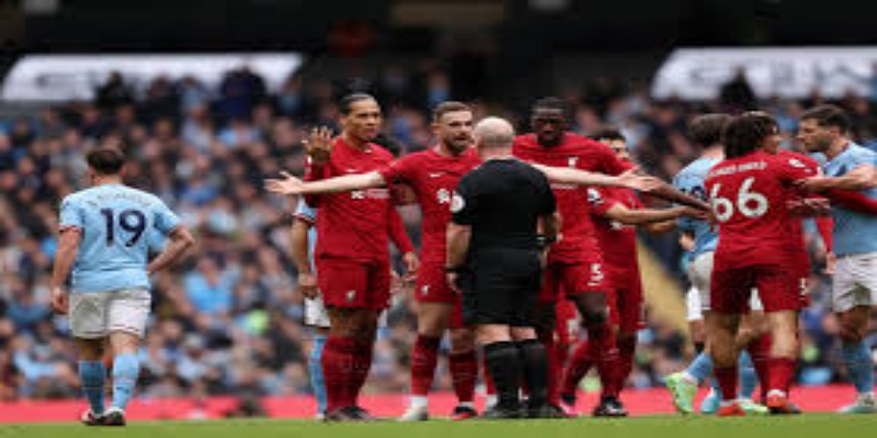 最后一刻的争议接触：多库与麦卡利斯特对决-天博体育